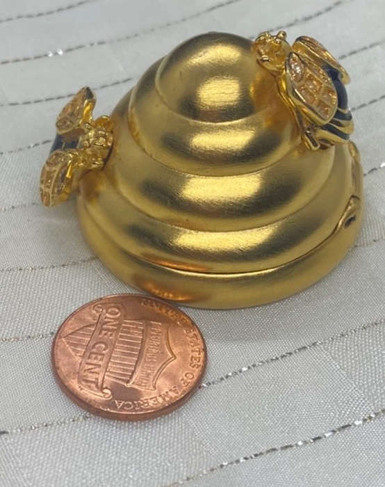Estee Lauder Beautiful BEEHIVE- Rare vintage item! Solid Perfume Compact
