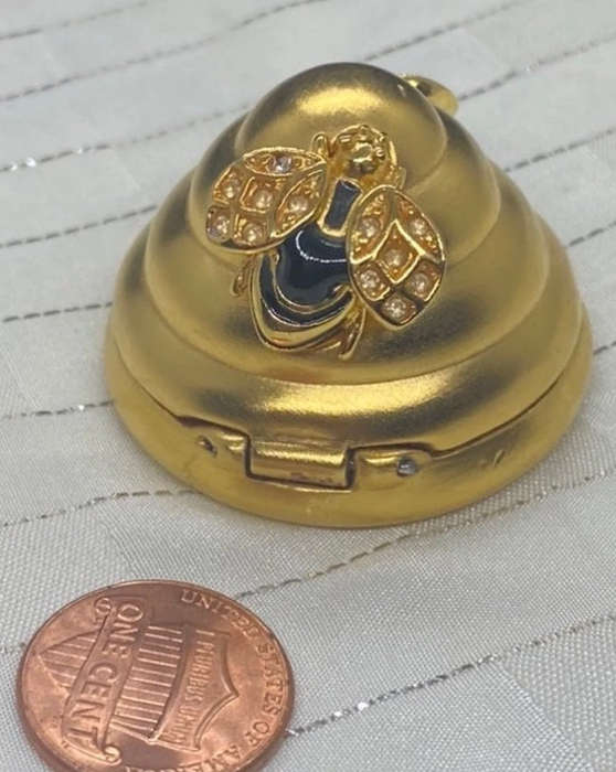 Estee Lauder Beautiful BEEHIVE- Rare vintage item! Solid Perfume Compact