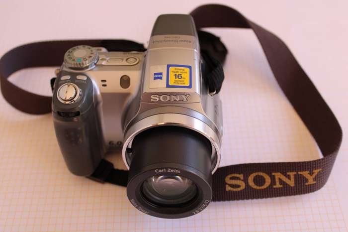 Sony Cyber-Shot DSC-H2 Digital Camera - 6 Megapixel 12x Stabilized Optical Zoom