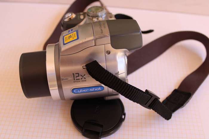 Sony Cyber-Shot DSC-H2 Digital Camera - 6 Megapixel 12x Stabilized Optical Zoom