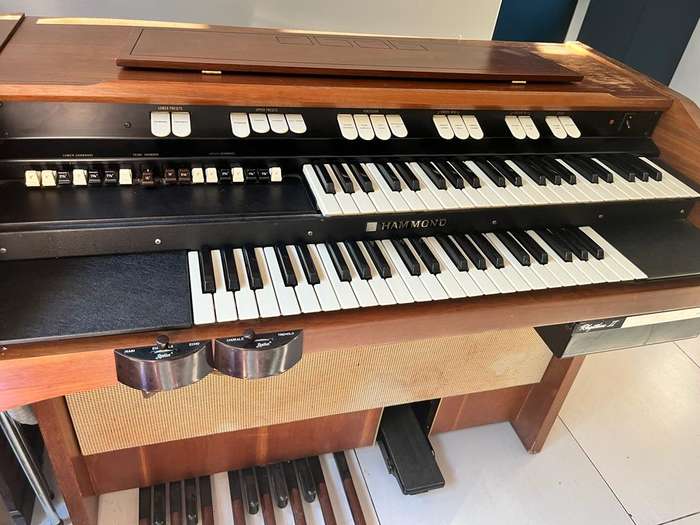 HAMMOND L122 ORGAN