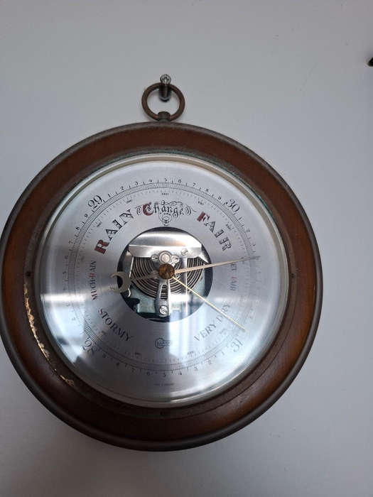 Round barometer