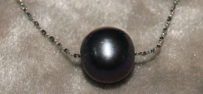 14ct White gold necklace with 13x 8mm Tahitian pearls