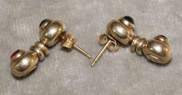 Pair of 9ct gold and ruby Cabochon earring with butterflies (3.8g)