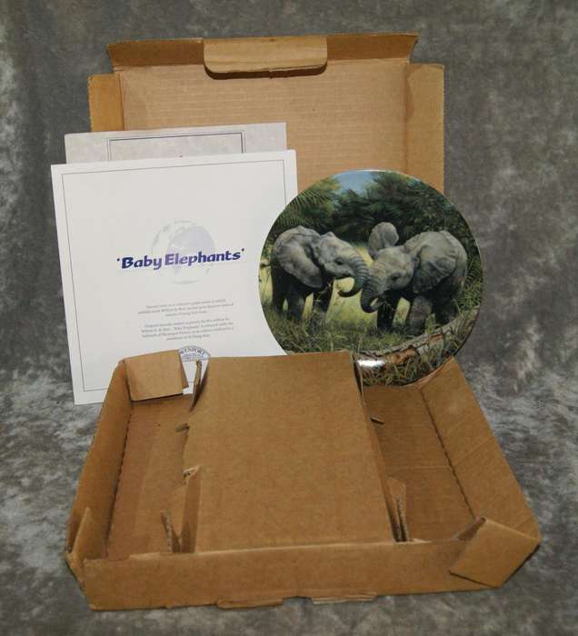 Davenport Baby Elephants collectable plate in original box with paperwork