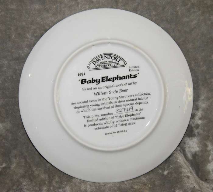 Davenport Baby Elephants collectable plate in original box with paperwork