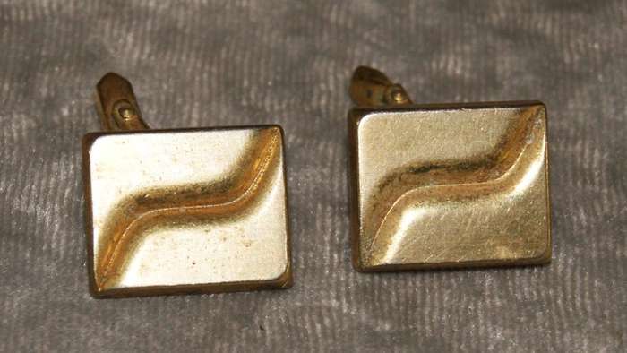 Vintage pair of gold tone cufflinks
