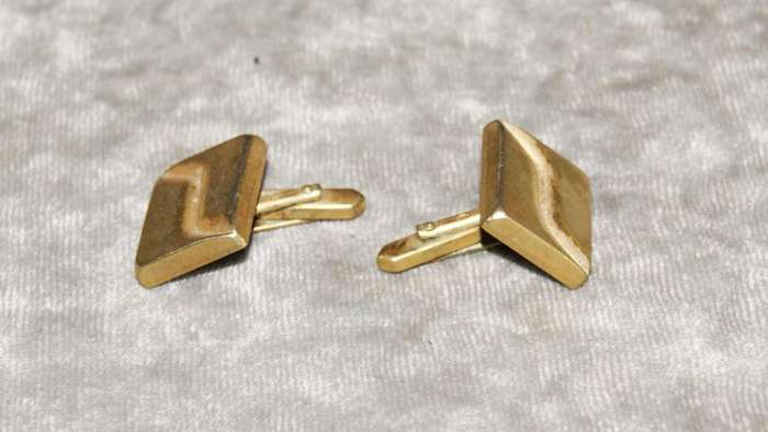 Vintage pair of gold tone cufflinks