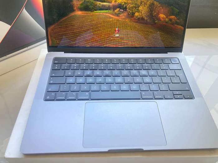 [2021 Apple MacBook Pro 14-Inch M1 Pro 10-Core CPU, 16-Core GPU (16GB Unified, 1TB SSD)]