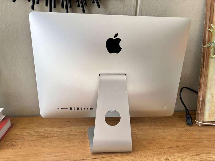 Apple iMac 21.5" Retina Display (2017)  i5 | 8GB RAM | 128GB SSD | Excellent Condition