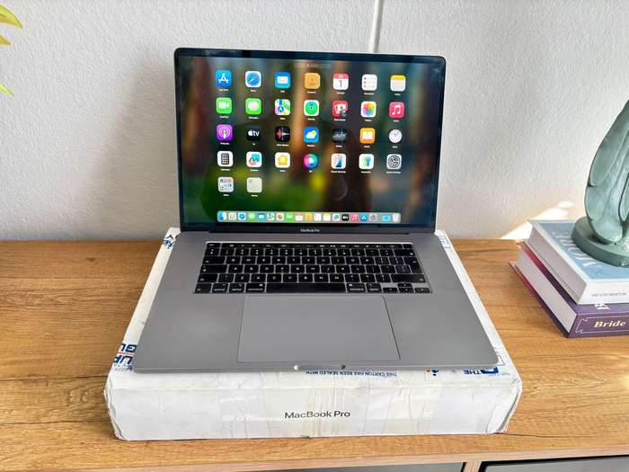 MacBook Pro 16 Retina (2019)  i7 | 16GB RAM | 512GB SSD | Touch Bar | Excellent