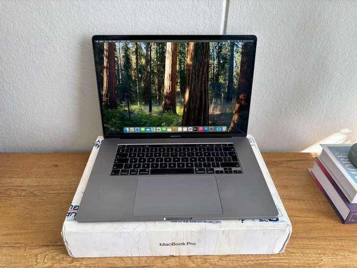 MacBook Pro 16 Retina (2019)  i7 | 16GB RAM | 512GB SSD | Touch Bar | Excellent