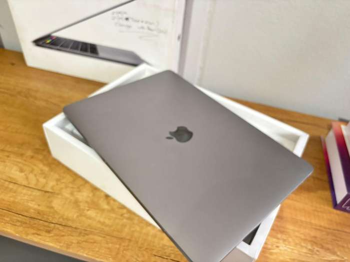 Apple MacBook Pro 13.3" (2020) Touch Bar  Intel Core i5 / 8GB RAM / 256GB SSD  Grade A Used