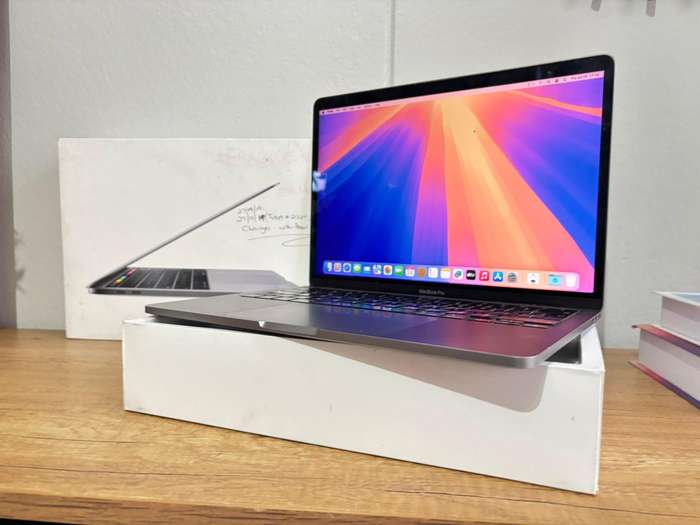 Apple MacBook Pro 13.3" (2020) Touch Bar  Intel Core i5 / 8GB RAM / 256GB SSD  Grade A Used