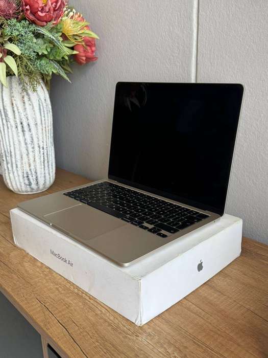 Apple MacBook Air 13.6" M2 Chip | 8GB RAM | 256GB SSD