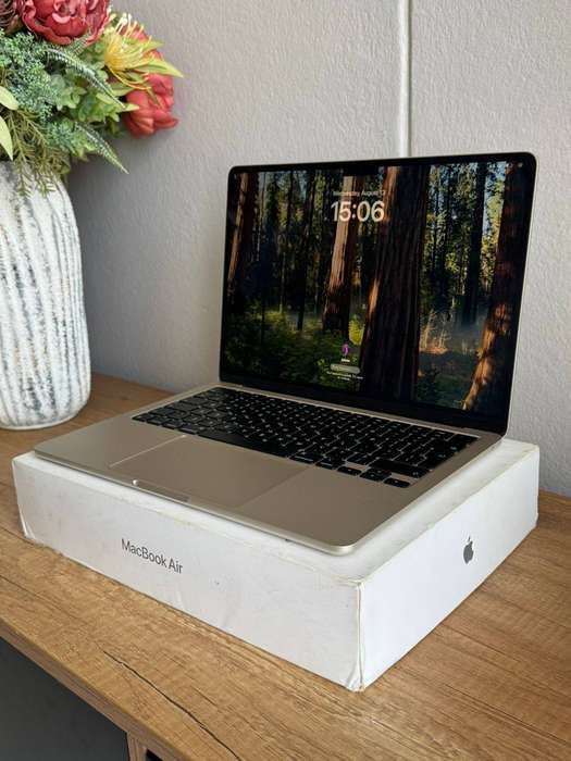 Apple MacBook Air 13.6" M2 Chip | 8GB RAM | 256GB SSD