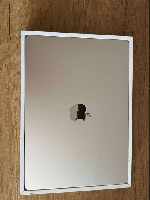 Apple MacBook Air 13.6" M2 Chip | 8GB RAM | 256GB SSD