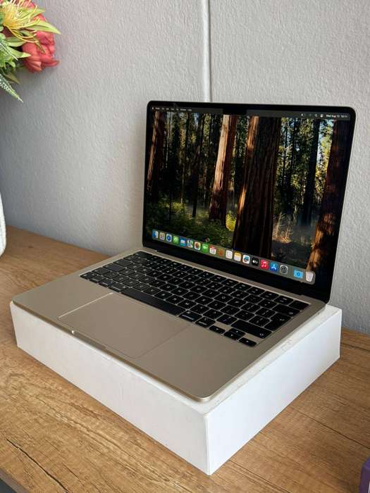 Apple MacBook Air 13.6" M2 Chip | 8GB RAM | 256GB SSD