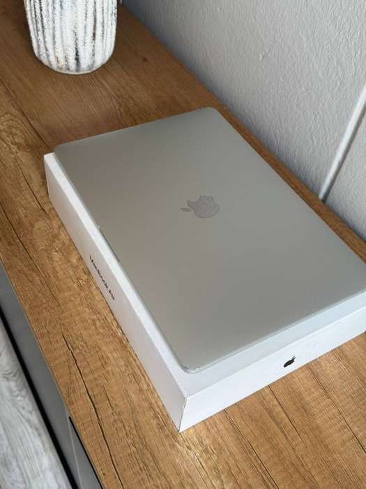 Apple MacBook Pro 13.3" (2020) Touch Bar  M1 Chip/ 8GB RAM / 256GB SSD  Grade A Used