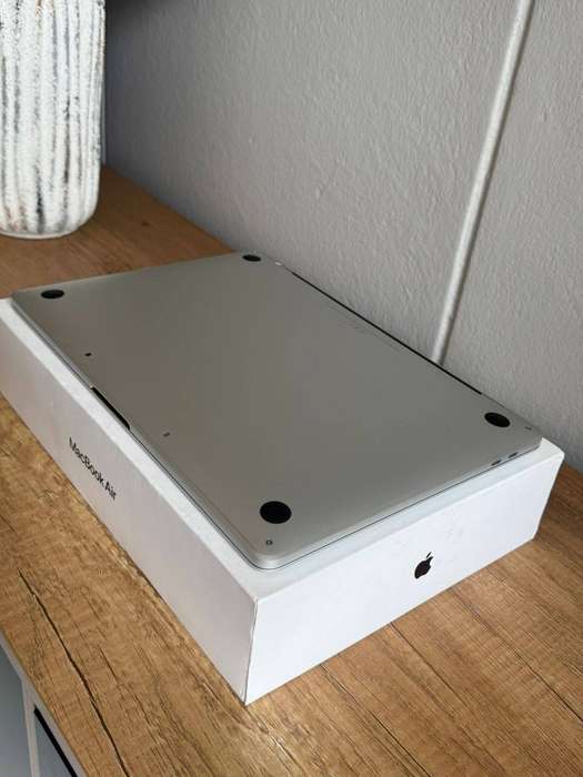 Apple MacBook Pro 13.3" (2020) Touch Bar  M1 Chip/ 8GB RAM / 256GB SSD  Grade A Used