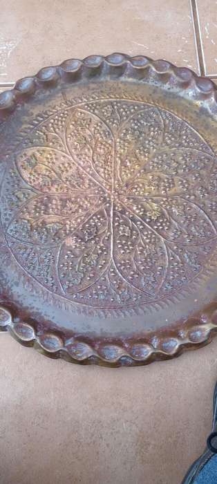 MASSIVE VTG ANTIQUE HAND HAMMERED MEDALLION MASSIVE ROUND BRASS ART PLATE. DESC.