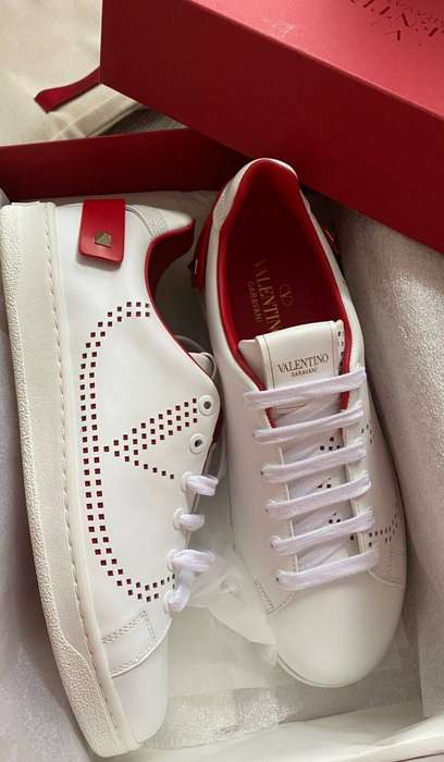 VALENTINO LADIES SNEAKER/TAKKIE ORIGINAL WITH BOX