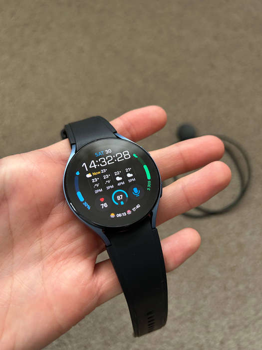 Samsung Galaxy Watch 5 44mm Good condition with charger