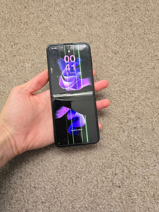 Samsung Z flip 3 5G 256gb 8gb ram with 4 green lines on screen works perfectly