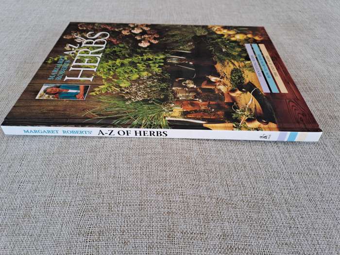 A-Z of Herbs :Identifying Herbs, How to Grow Herbs, The uses of herbs - Margaret Roberts