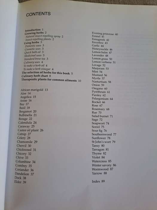 A-Z of Herbs :Identifying Herbs, How to Grow Herbs, The uses of herbs - Margaret Roberts