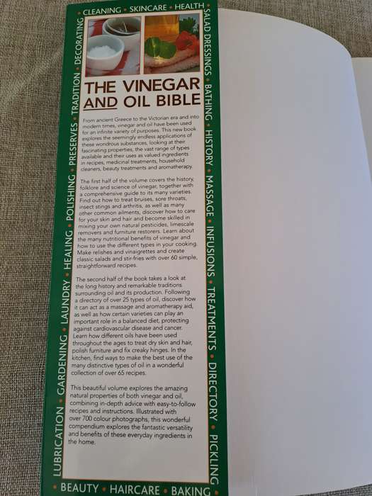 The Vinegar and Oil Bible - 1001 Uses for Vinegar and Oil in the Kitchen, Bathroom, Bedroom & Garden