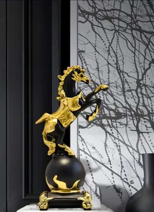 Elegant Golden & Black Decorative Resin Horse Statue/Sculpture New in Box. Indoor Ornament.