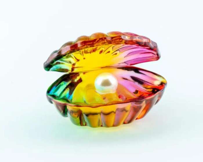 Dazzling Crystal Shell with pearl, Crystal Mother of pearl Figurine New in Box. "Indoor Ornament."