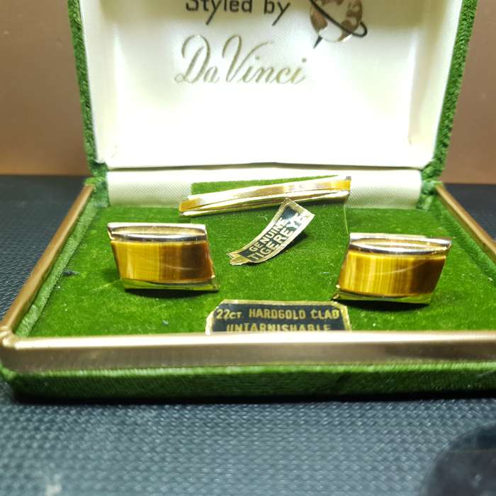 Da Vinci 22k Hard Gold Clad Genuine Tigers Eye cufflinks & Tie clip set in original case.