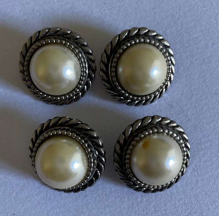 Vintage Plastic buttons x 4 - beautiful design!