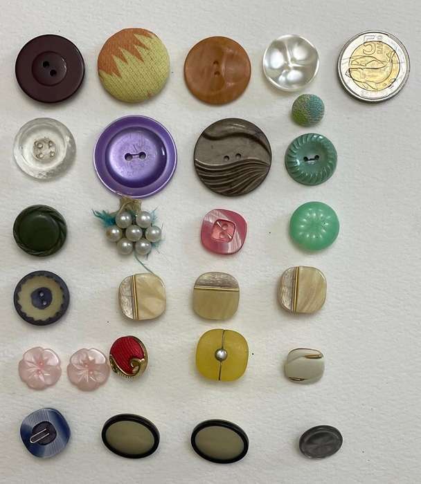 Mixed lot of Antique and Vintage buttons