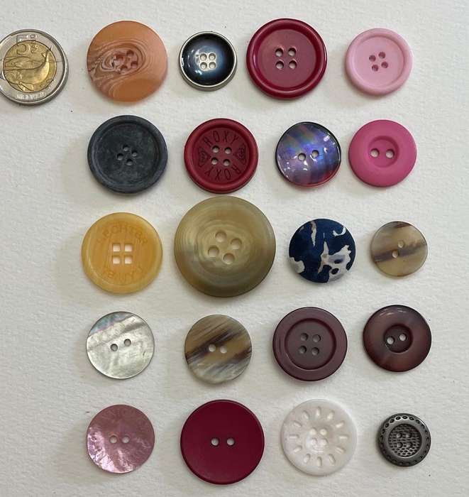 Mixed lot of Antique and Vintage buttons.3