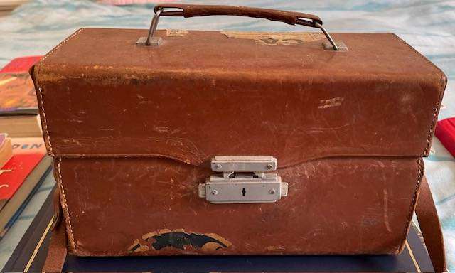 VINTAGE KODAK 16mm CINE CAMERA WITH ORIGINAL LEATHER CARRY CASE, WESTON MASTER II LIGHT METER & BOOK