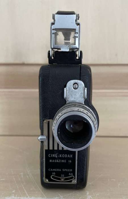VINTAGE KODAK 16mm CINE CAMERA WITH ORIGINAL LEATHER CARRY CASE, WESTON MASTER II LIGHT METER & BOOK