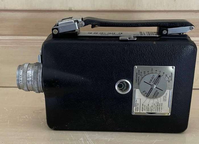 VINTAGE KODAK 16mm CINE CAMERA WITH ORIGINAL LEATHER CARRY CASE, WESTON MASTER II LIGHT METER & BOOK