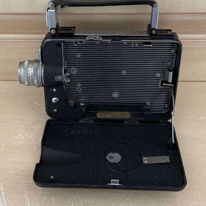 VINTAGE KODAK 16mm CINE CAMERA WITH ORIGINAL LEATHER CARRY CASE, WESTON MASTER II LIGHT METER & BOOK