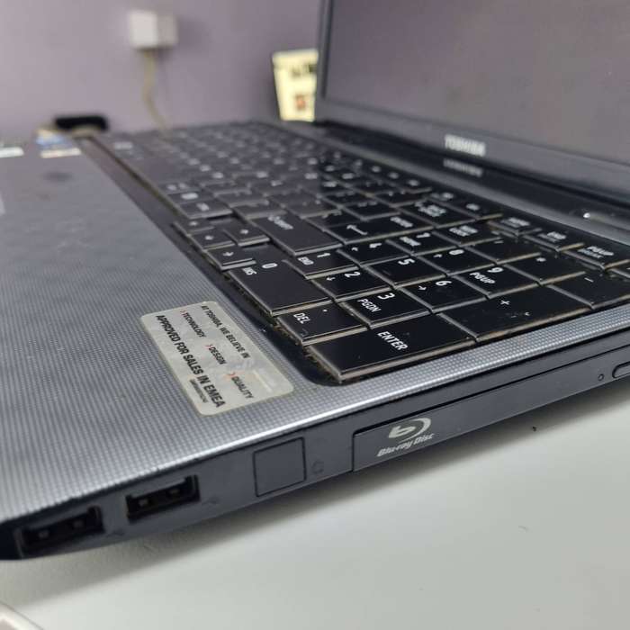 i5 Toshiba Satellite Laptop (for spares) screen, keyboard, and more other parts