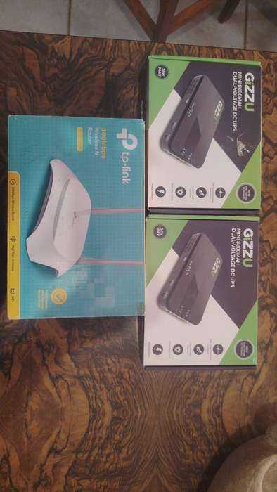 2 x Gizzu Mini 8800MAH Dual- voltage DC UPS With a TP-Link 300 MBPS Wireless N Router