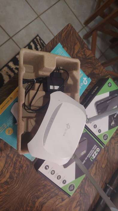 2 x Gizzu Mini 8800MAH Dual- voltage DC UPS With a TP-Link 300 MBPS Wireless N Router