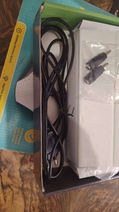 2 x Gizzu Mini 8800MAH Dual- voltage DC UPS With a TP-Link 300 MBPS Wireless N Router