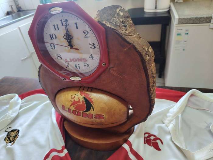 Rugby Lions clock with 2 loins T-Shirts