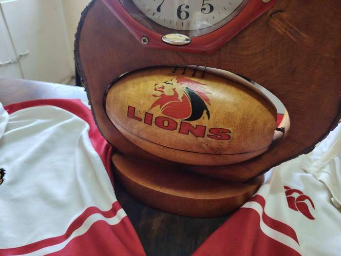 Rugby Lions clock with 2 loins T-Shirts