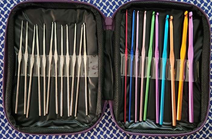 Crochet needle set