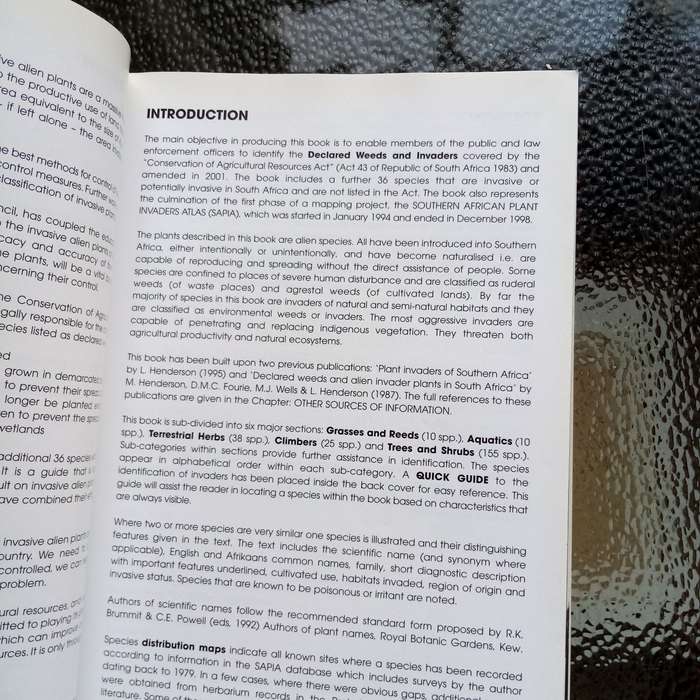 Alien Weeds & Invasive Plants in South Africa by Lesley Henderson  Essential Guide
