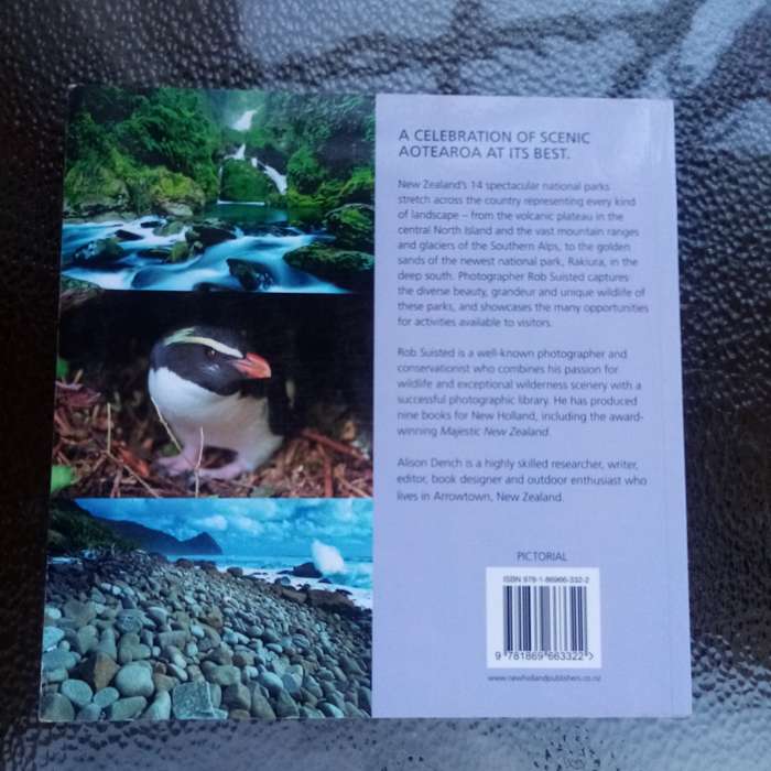 National Parks of New Zealand: A Stunning Guide by Rob Suisted